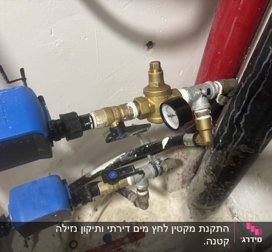צנרת וכלים בתחום האינסטלציה עם מד לחץ
